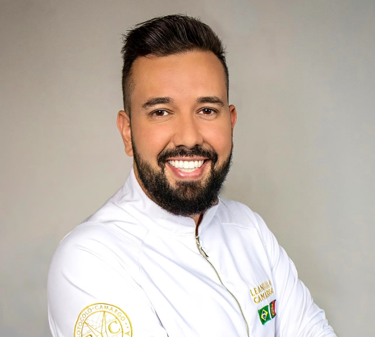 Dr. Leandro Camargo, médico dentista e especialista em harmonização facial